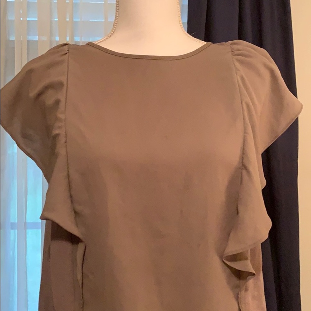 Cute gray top! - Picture 3 of 5